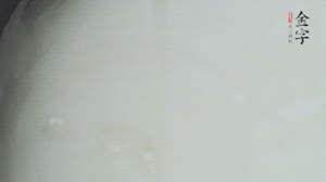 將浸泡了30分鐘的米放入電飯煲中，在水中加入半勺油。
