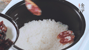 開蓋觀察飯，水微微收干，放入切好的金字香腸、醬肉、醬肉香腸。