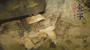加適量溫水淹沒(méi)食材，大火燉至水沸后再小火慢燉1小時(shí)，出鍋前10分鐘加枸杞。（焯過(guò)水后的豬蹄不應(yīng)再用涼水，用溫水燉煮更容易軟爛。也可以用高壓鍋或者有煲湯功能的電飯煲，省時(shí)又便于入味。）