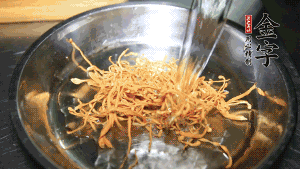 蟲草花用涼水浸泡10分鐘，干香菇溫水泡發(fā)至軟去蒂備用。蓮子、紅棗也可一同清洗干凈。
