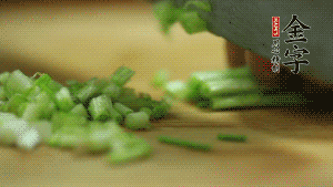 小蔥切成蔥花。