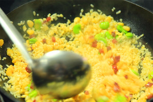 然后加入炒好的食材混合均勻，炒熟即可。出鍋前加少許黑胡椒、鹽和蔥花就可以啦?。?！