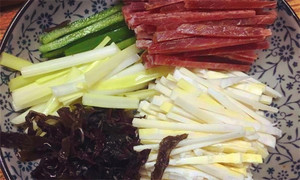 黑木耳泡發(fā)，黑木耳、韭黃、雷筍、青椒切成絲。