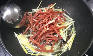 火腿絲、筍絲、黑木耳絲汆水后，瀝干。