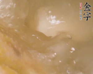 沸騰后撈出蔥結(jié)，小火燉45分鐘，加山藥再燉15分鐘。