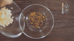 調配醬汁：依據口味倒入適量的蒜末、辣椒面、芝麻、醋、生抽、鹽、白糖，最后倒入熱油攪拌均勻。