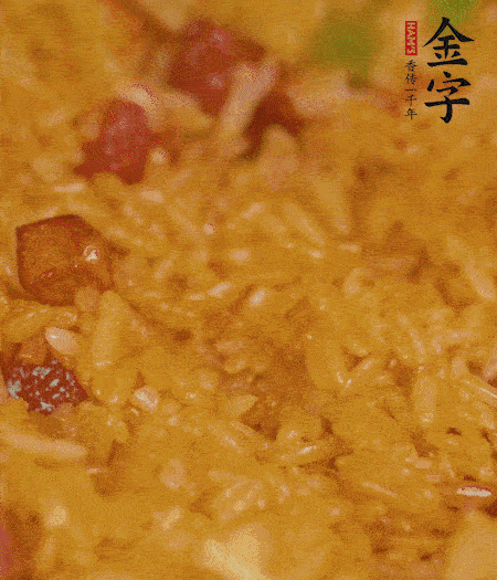 放一撮鹽、生抽少許，倒入炸好的芋頭。最后撒蔥花、蒜末翻炒均勻。
