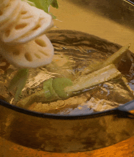 把玉米筍（對(duì)半切開）、西芹（切斜片）、蓮藕（切片），放入開水鍋內(nèi)，加點(diǎn)少許鹽、油，汆燙2分鐘。