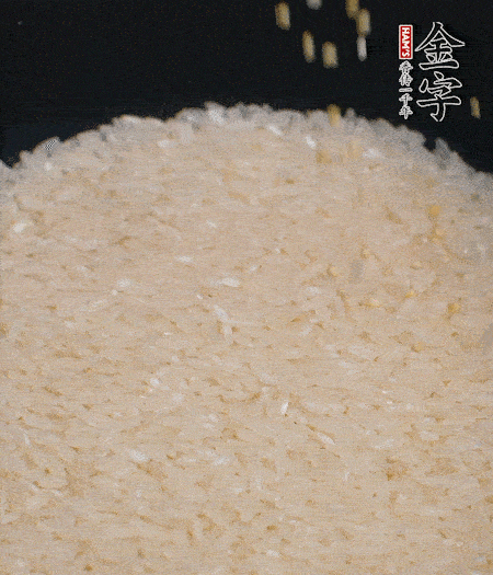 大米和小米一起燜成米飯。