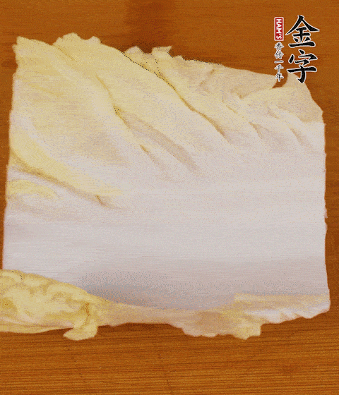 一片白菜一片淡火腿交替疊起，疊個兩三層放進鍋內(nèi)，直到塞滿鍋。