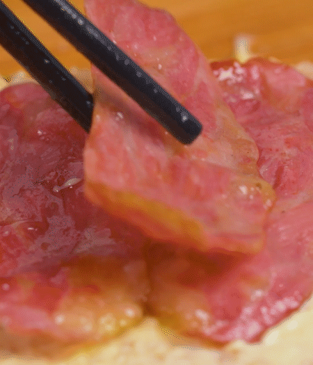 放上火腿、芝士片、生菜，再放一片土司。