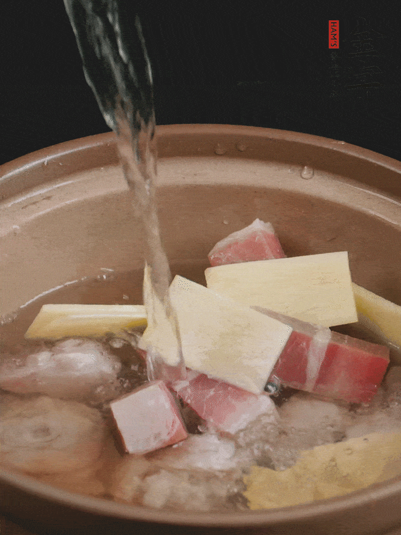 雞塊、火腿、姜片加適量料酒、清水燉80分鐘。