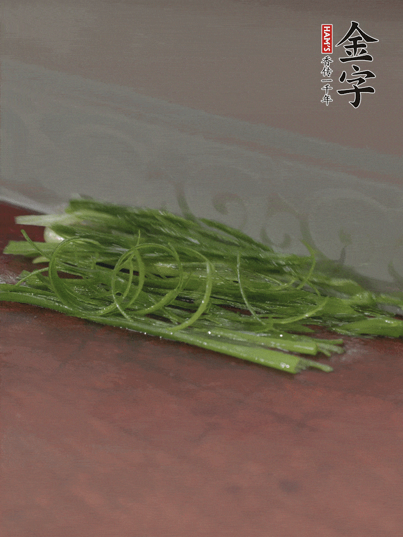 生姜切薄片，紅椒切細絲，小蔥蔥綠切細絲，泡入冰水中保持新鮮。