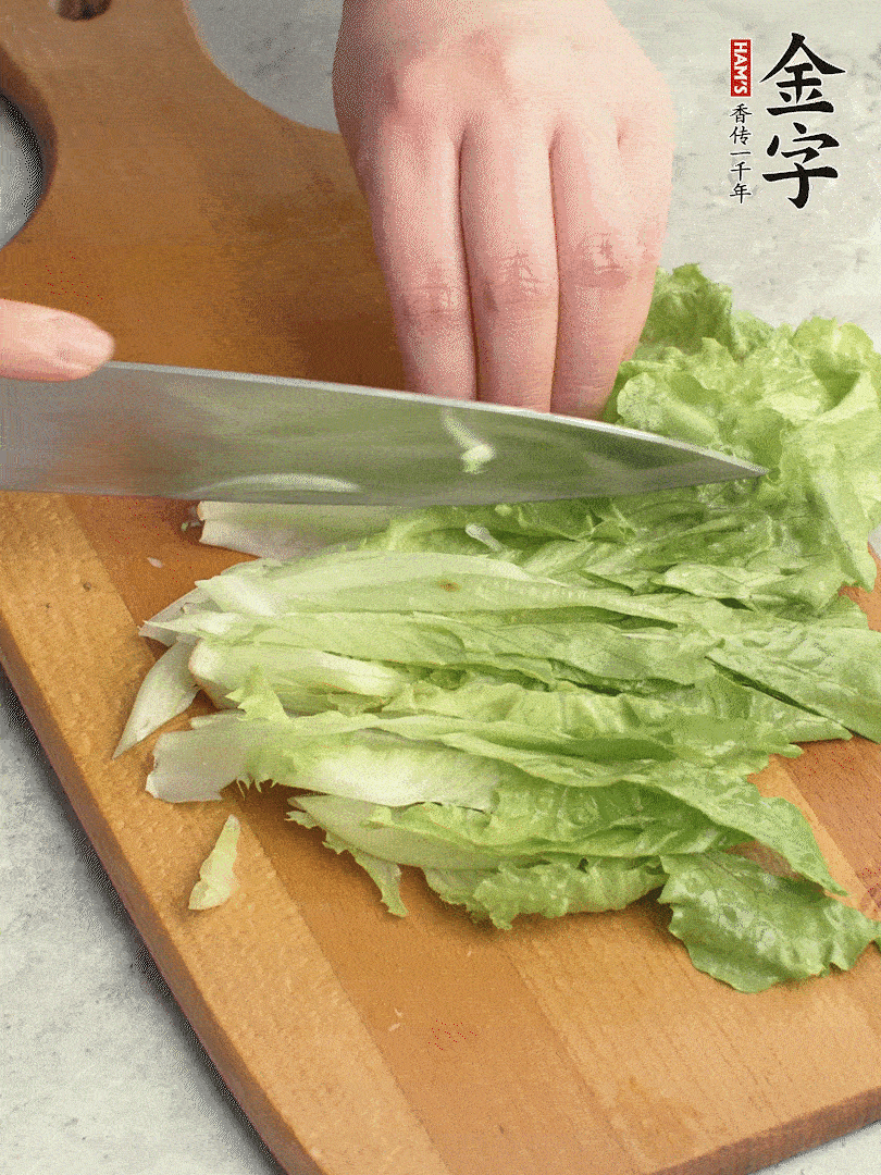 胡蘿卜、生菜、黃瓜切絲。