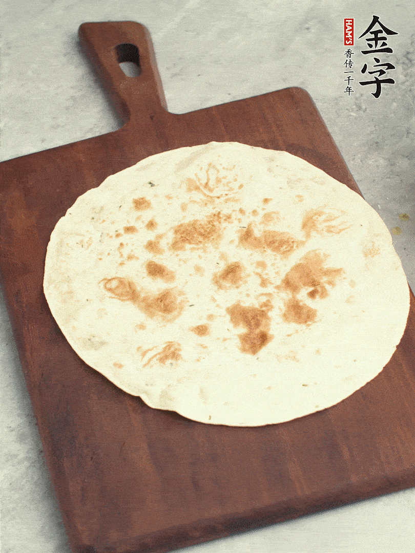 食材依次鋪在卷餅皮上，卷起來。