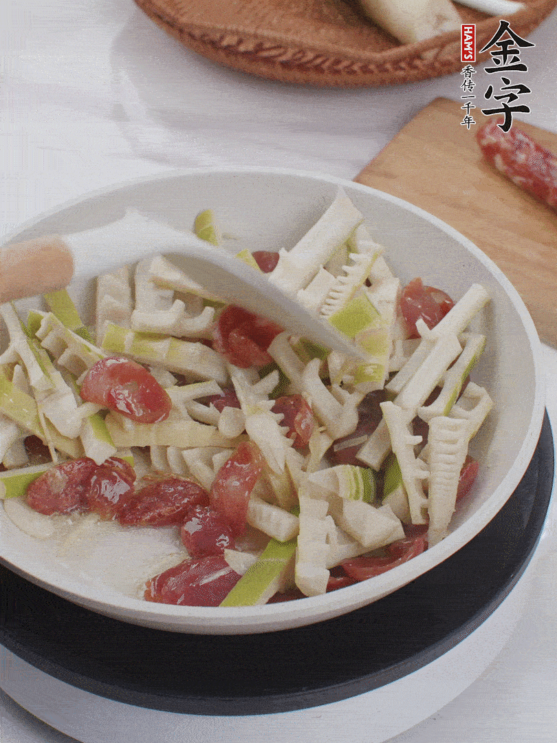 下春筍翻炒均勻，一小撮鹽調(diào)味。