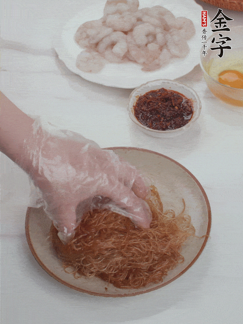 粉絲泡軟后，入沸水煮10秒，撈出后加1/2勺老抽、1/2勺食用油挑松。