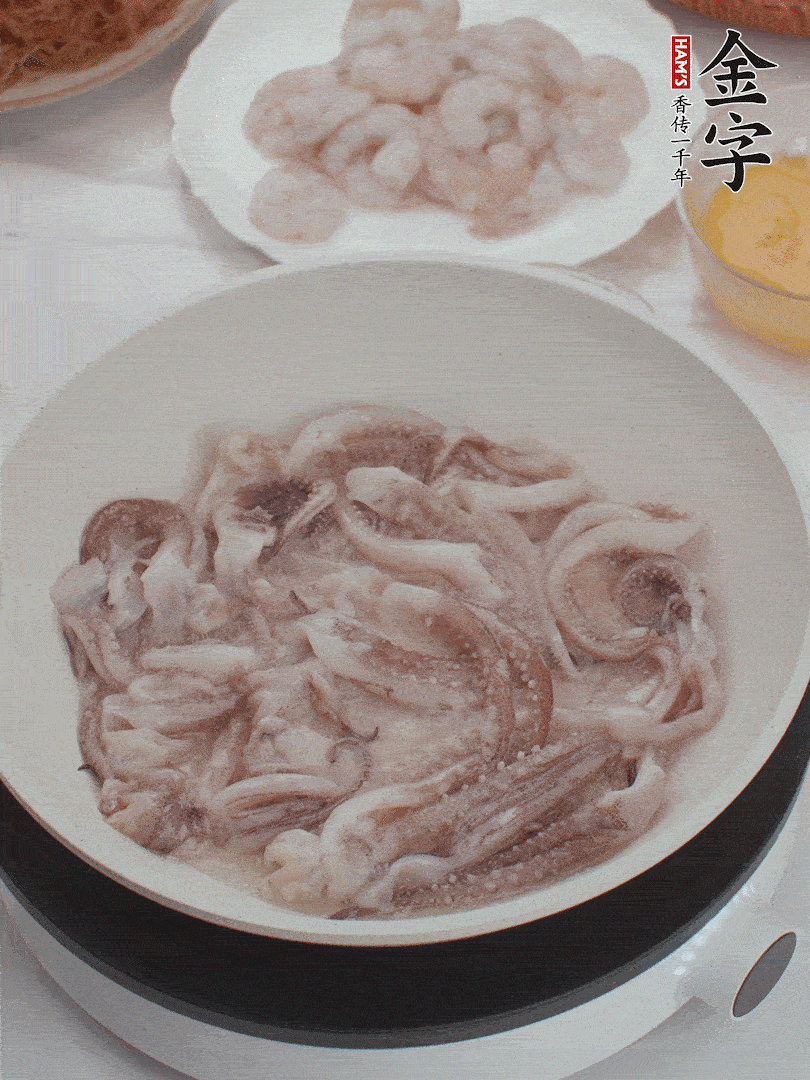 蝦仁、魷魚(yú)滑油，蛋液炒制半熟。