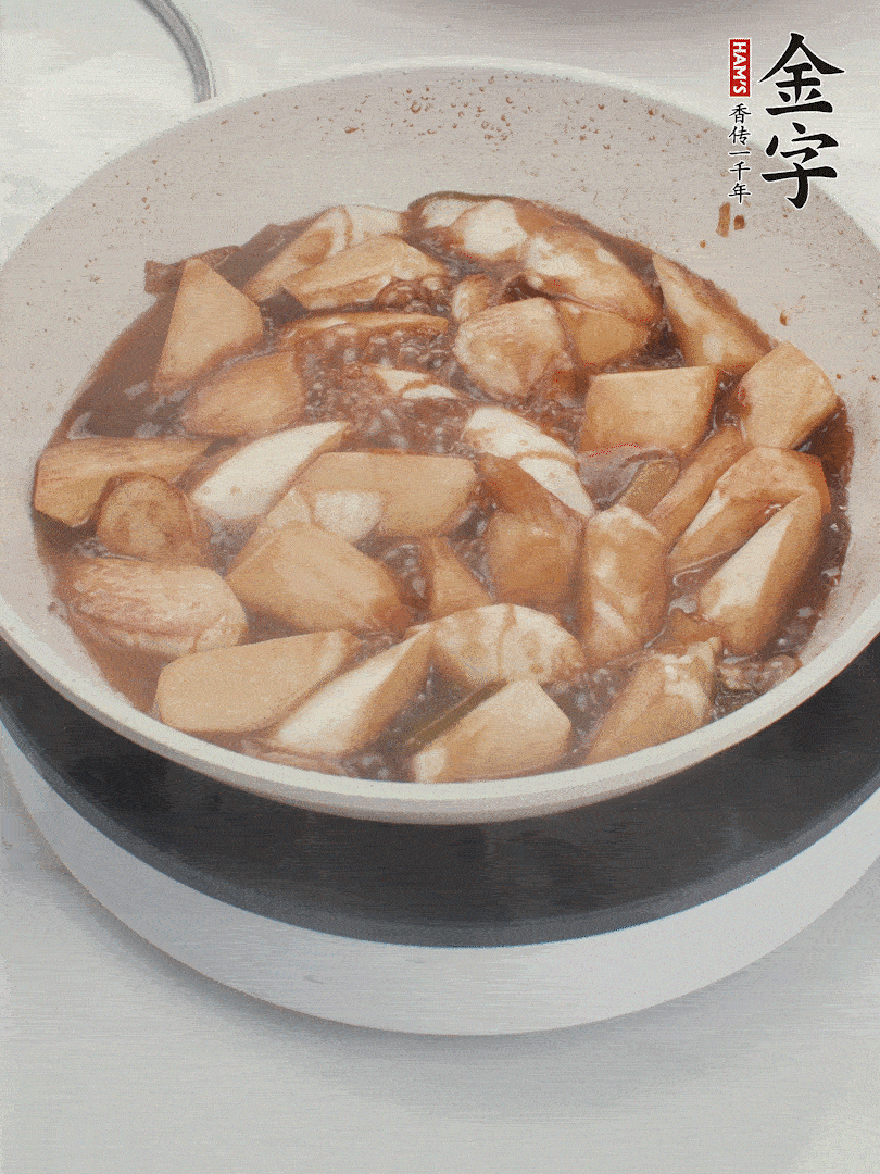 待茭白煸到微微發(fā)黃加入調好的味汁翻炒。加一小碗清水蓋蓋子燜3-4分鐘。