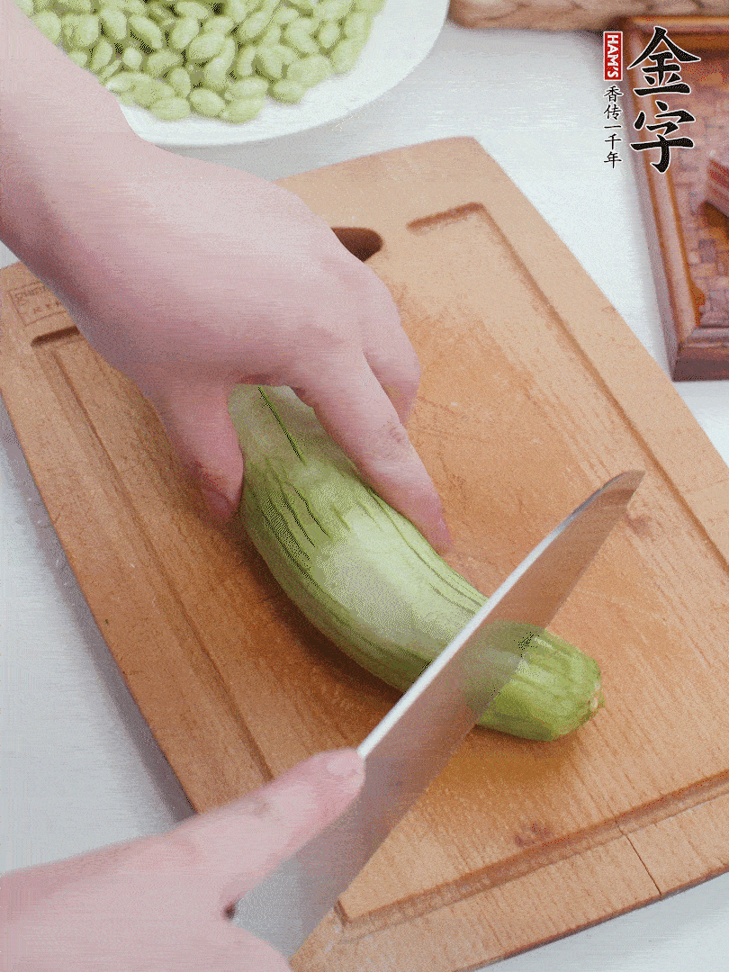 絲瓜去掉外皮，去掉兩端，切成滾刀塊。