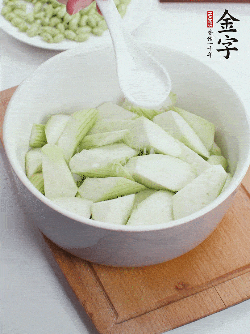 水中加1勺鹽浸泡，防止變黑。