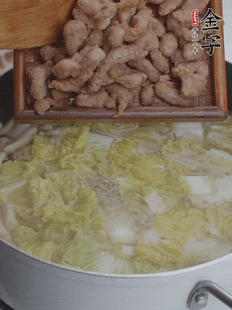 水開后煮10分鐘，下娃娃菜、小酥肉煮3分鐘。
