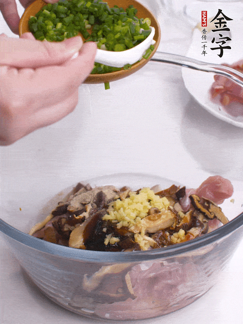 雞肉、香菇混合，加清水1/3杯、料酒1勺、蠔油1勺、鹽1勺、糖1/4勺、白胡椒1/4勺、食用油1勺、香油1/4勺、姜末、蔥花，攪拌均勻腌制2小時。