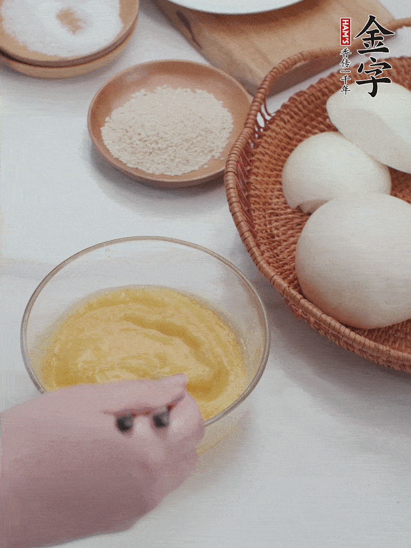 2個(gè)雞蛋加入1小勺鹽、1/2小勺胡椒粉打散。