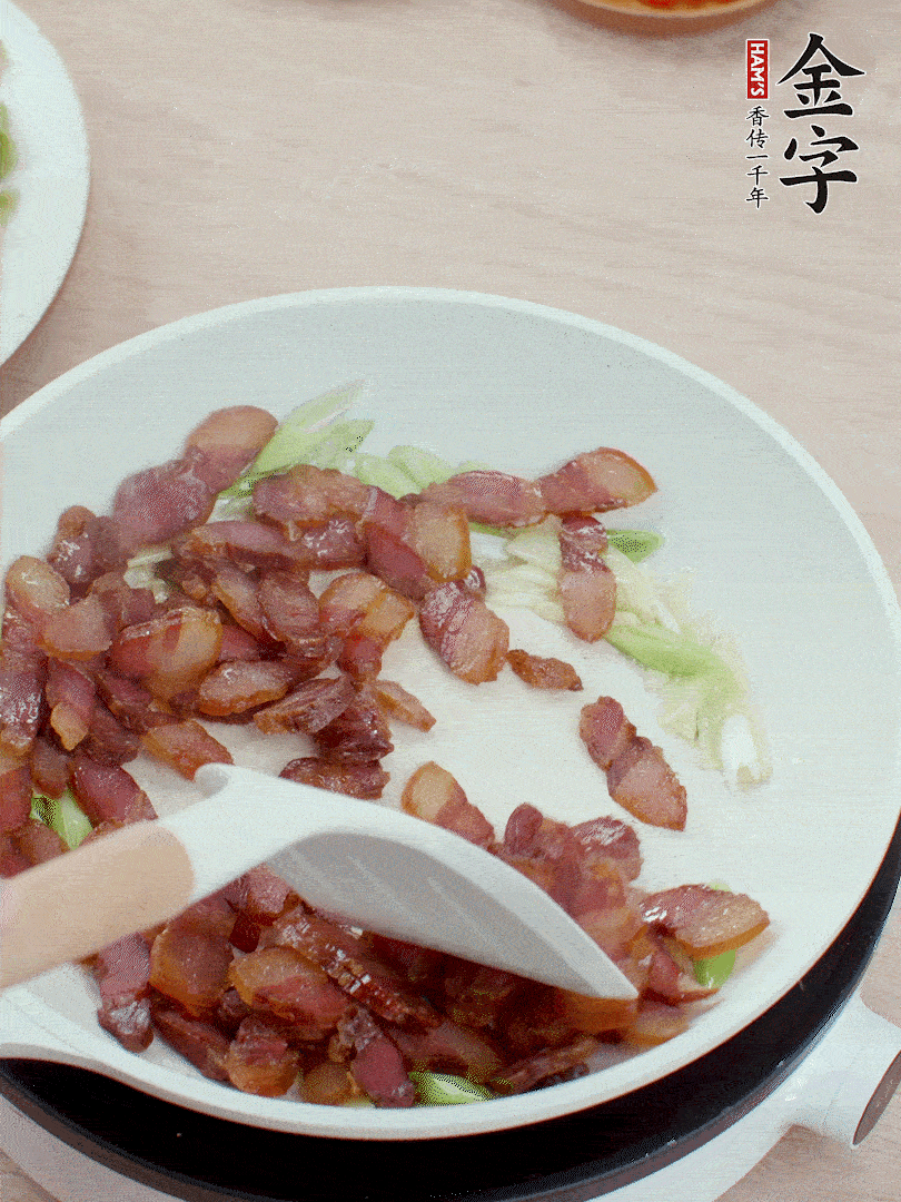 鍋中少許油，姜、蒜白爆香，下臘肉煸出油脂。