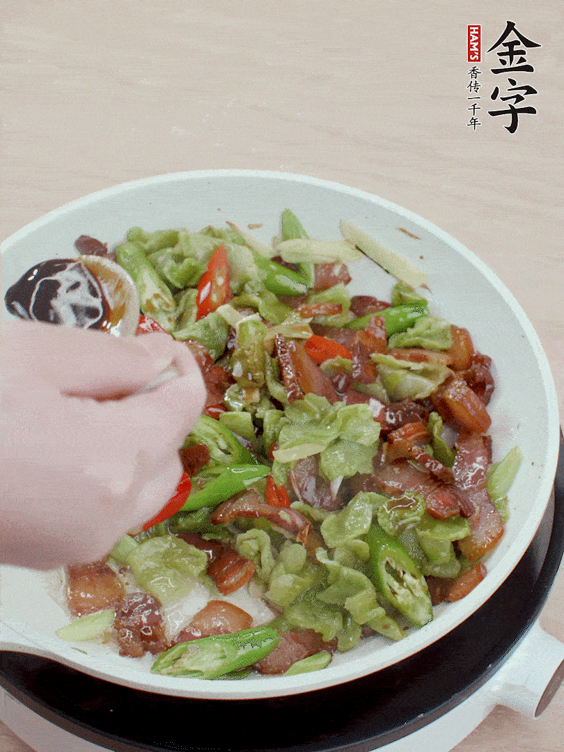 2勺生抽調(diào)味，最后撒蒜葉。
