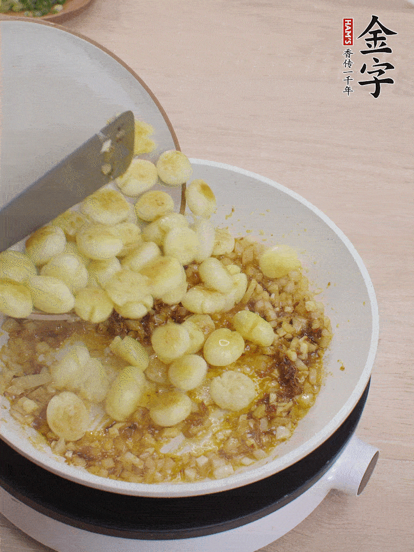 下小土豆翻炒均勻。