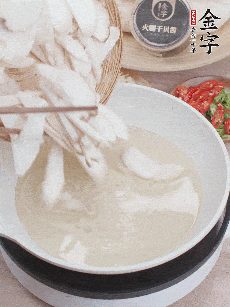 杏鮑菇切成片，油溫7層熱炸2分鐘。