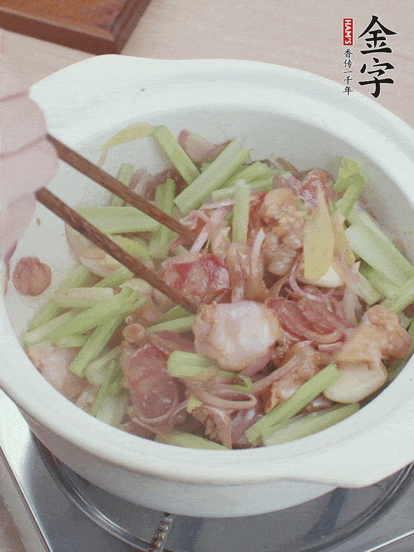 下牛蛙、芹菜、香腸翻炒。