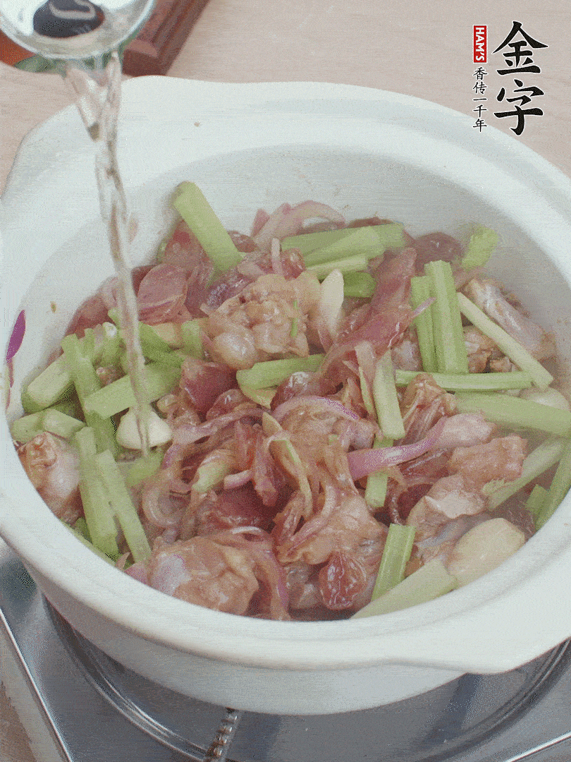 牛蛙變色后，淋點(diǎn)啤酒，加蓋后調(diào)小火燜10分鐘。