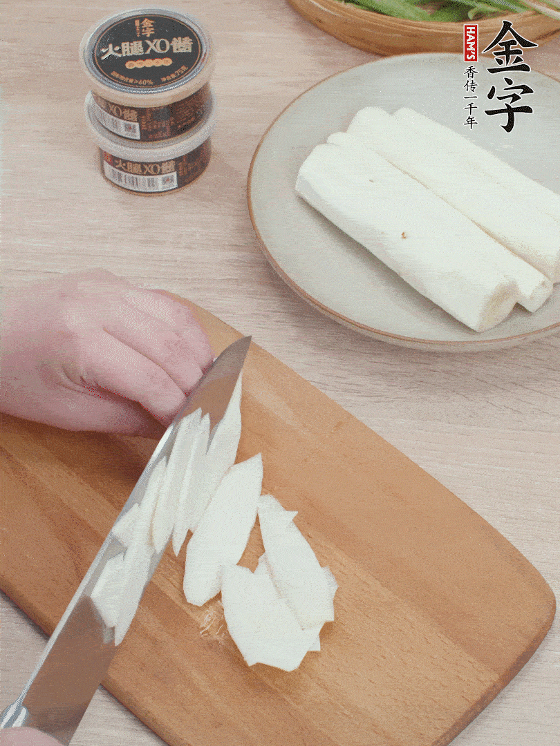 鐵棍山藥去皮，斜刀切片。