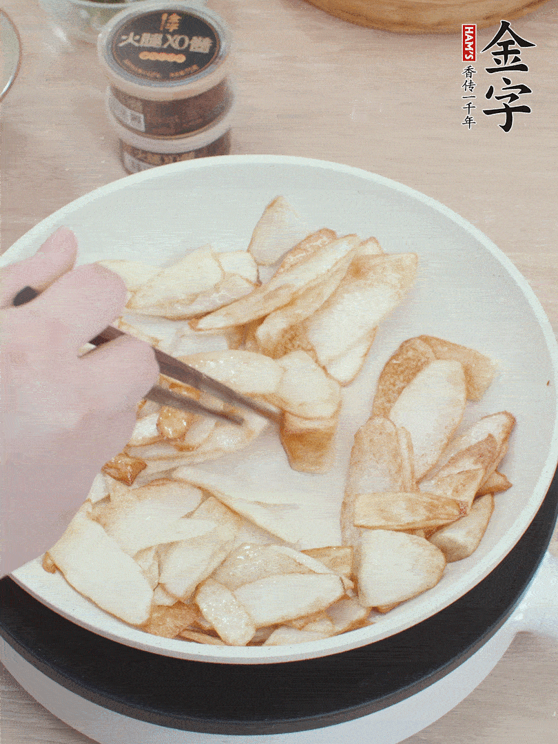 鍋中熱油，山藥煎至兩面金黃。