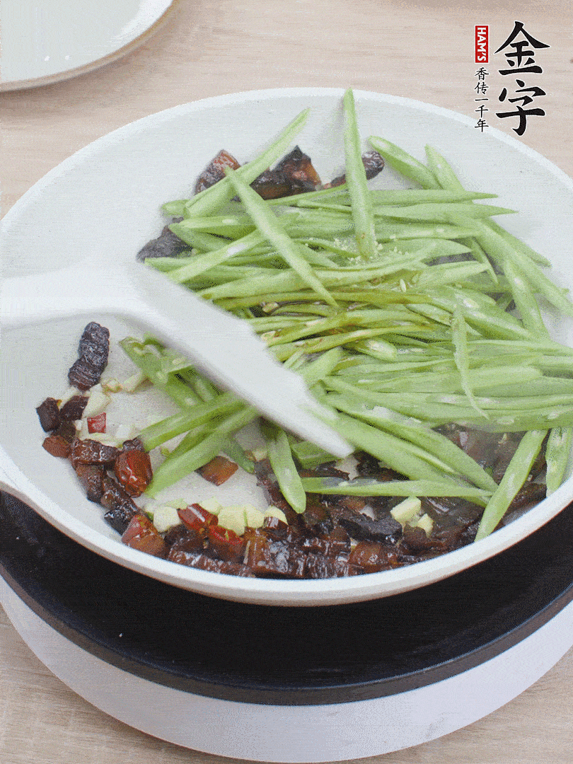 下豆角，生抽、雞精調(diào)味，炒到斷生。