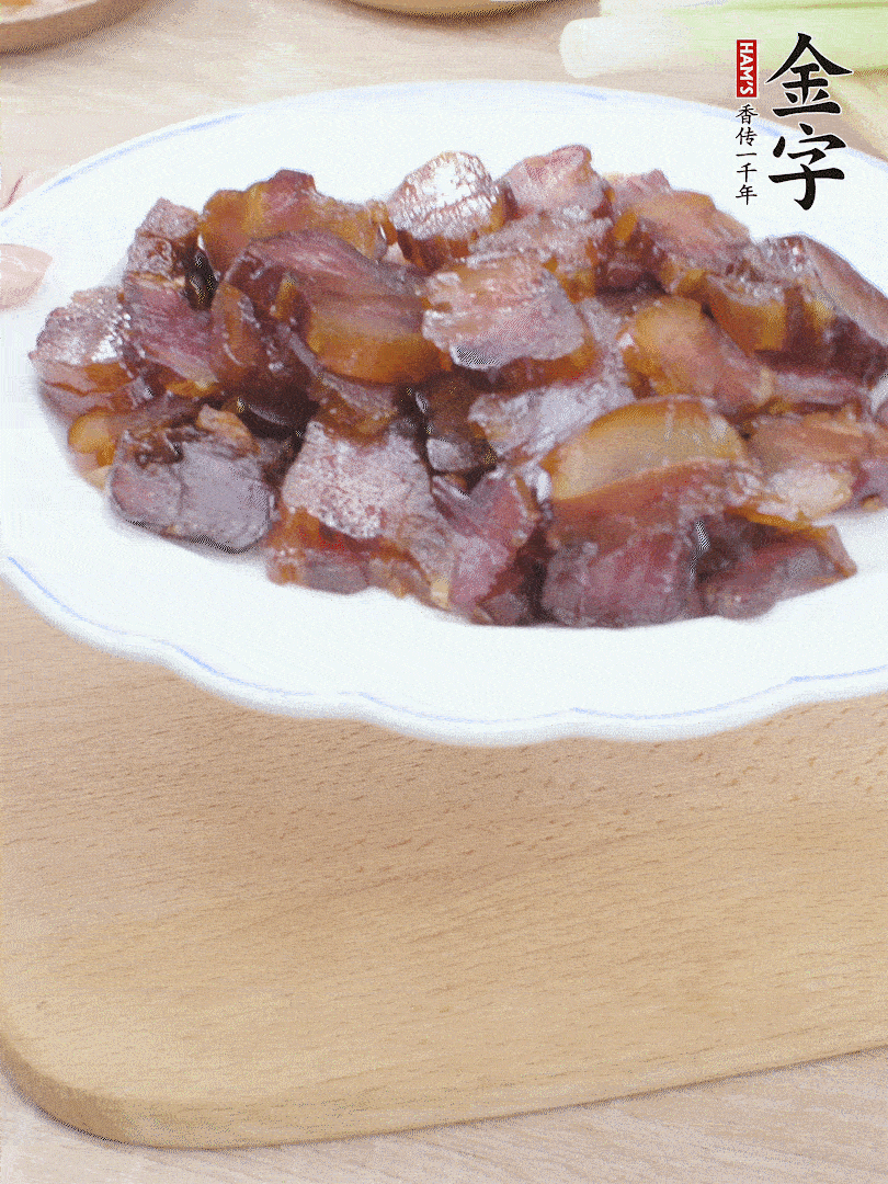 金字醬油肉水煮15分鐘，切薄片。