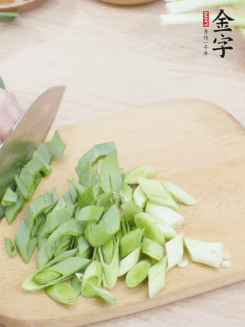 青蒜切段。（蒜白可以拍一下，再斜著切）