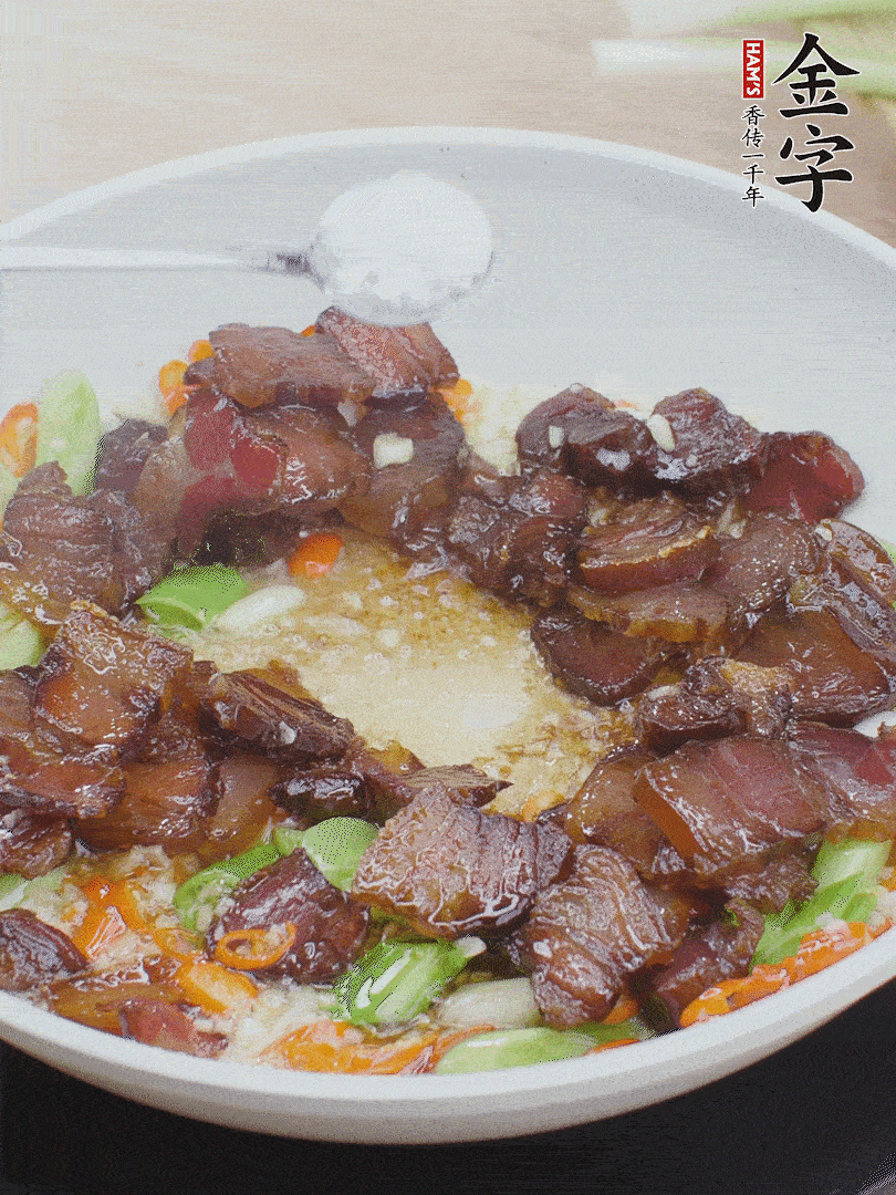 下醬油肉，一點生抽、白糖調(diào)味。
