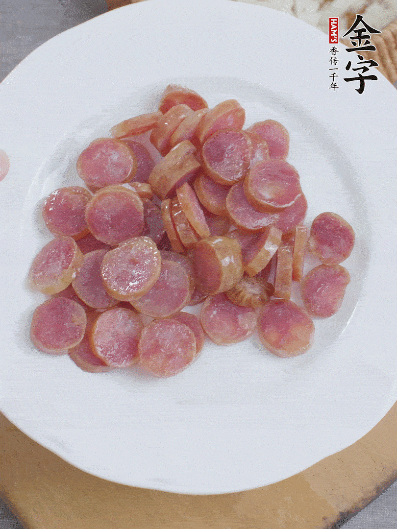 金字香腸煮10分鐘，切圓片。