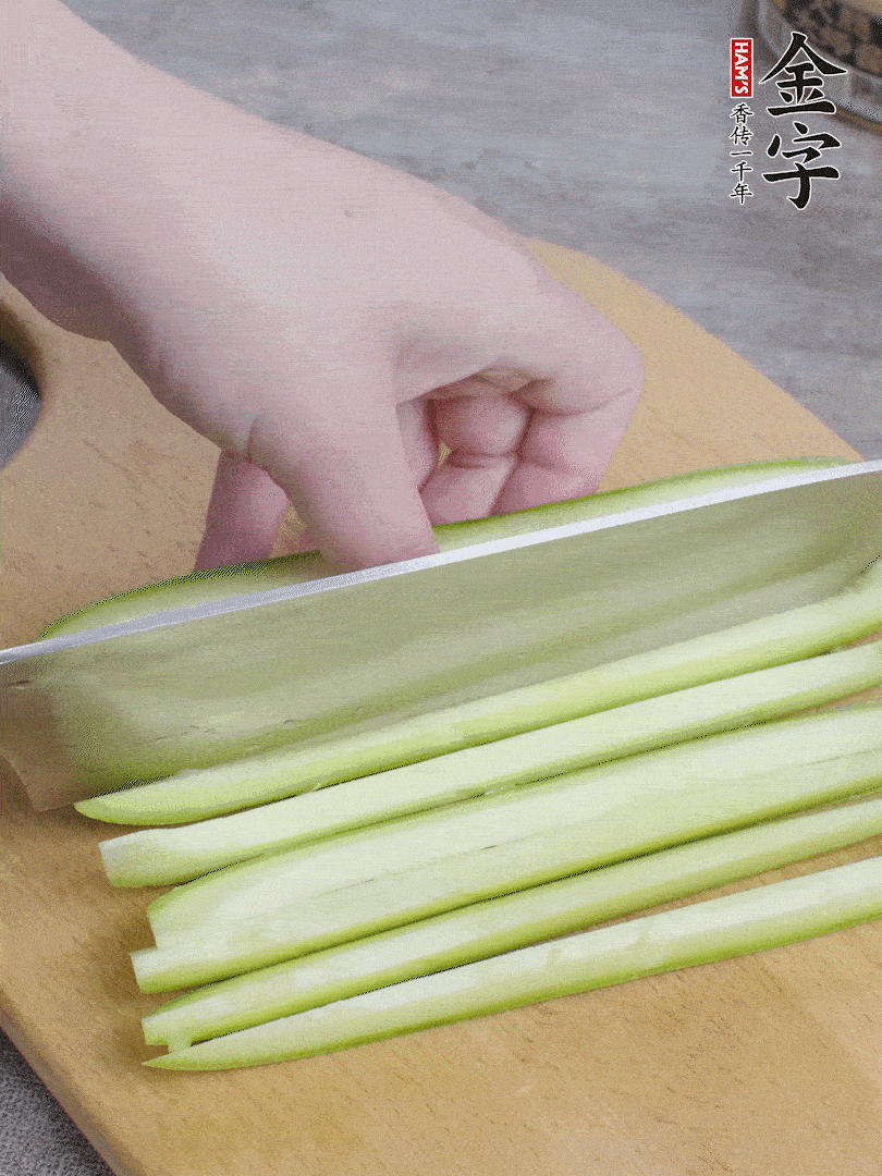 西葫蘆對(duì)半切，去瓤切條。