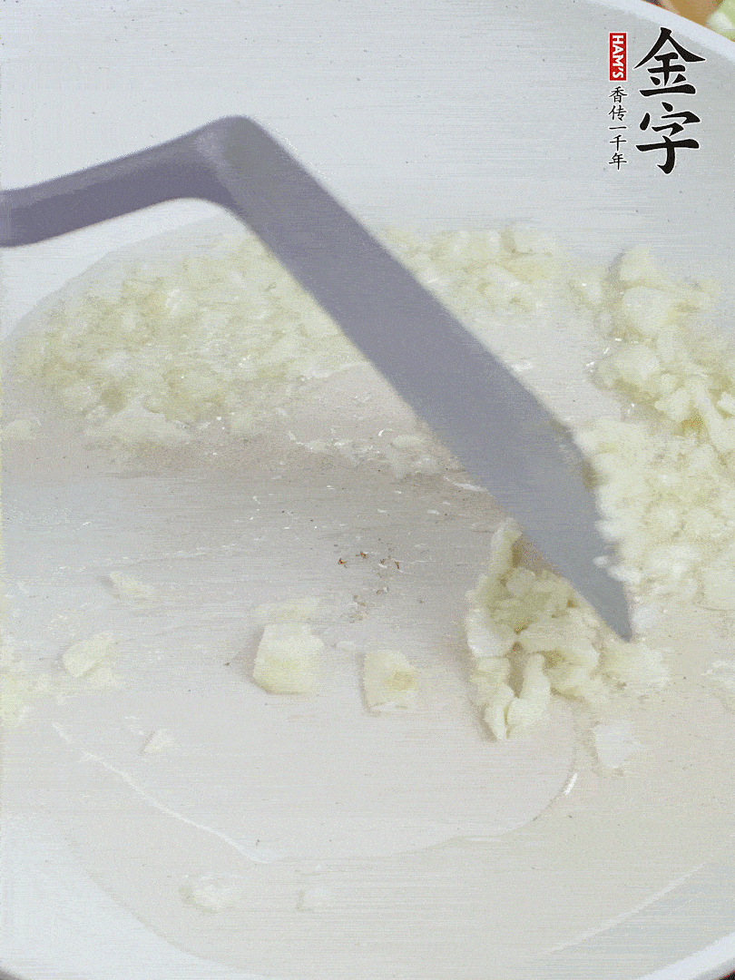 冷鍋熱油，下大蒜煎至兩面微黃。