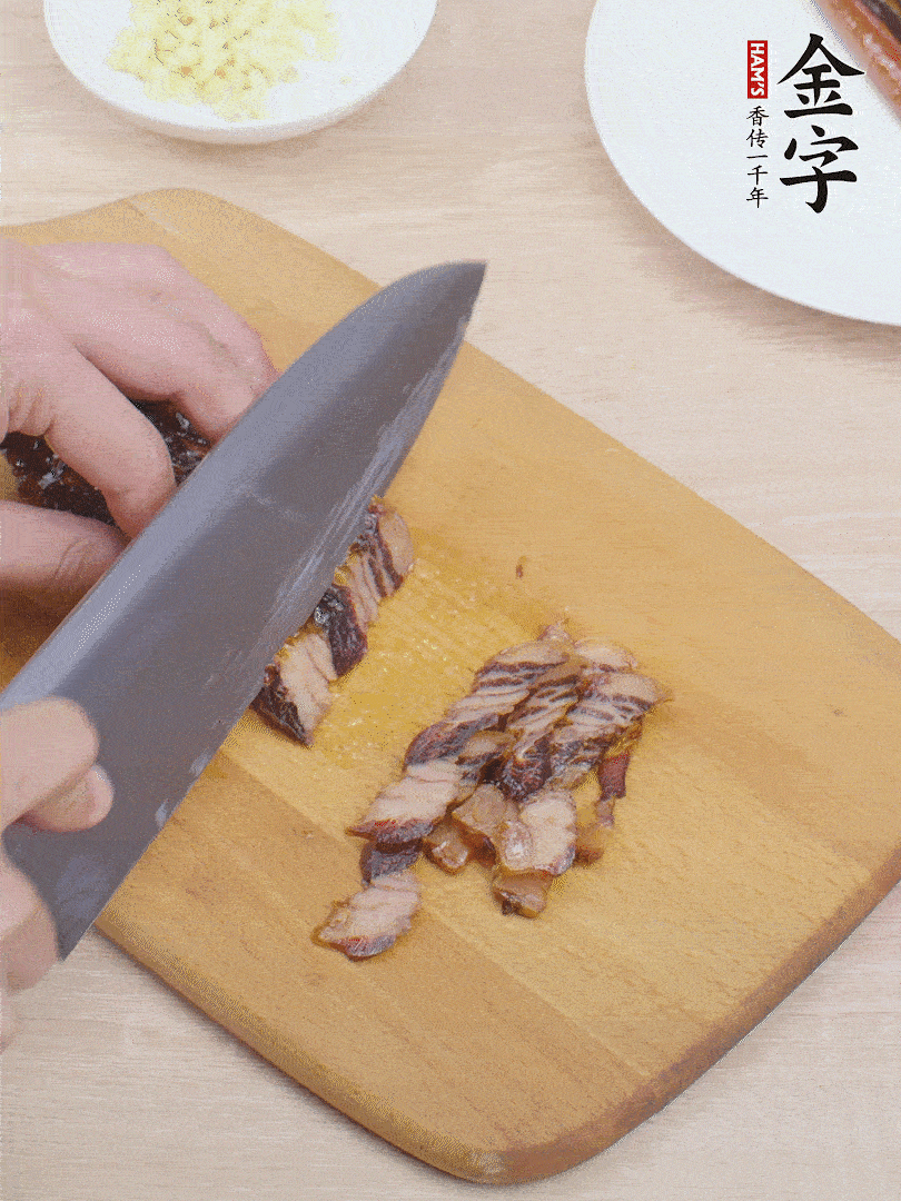 金字醬油肉切薄片。