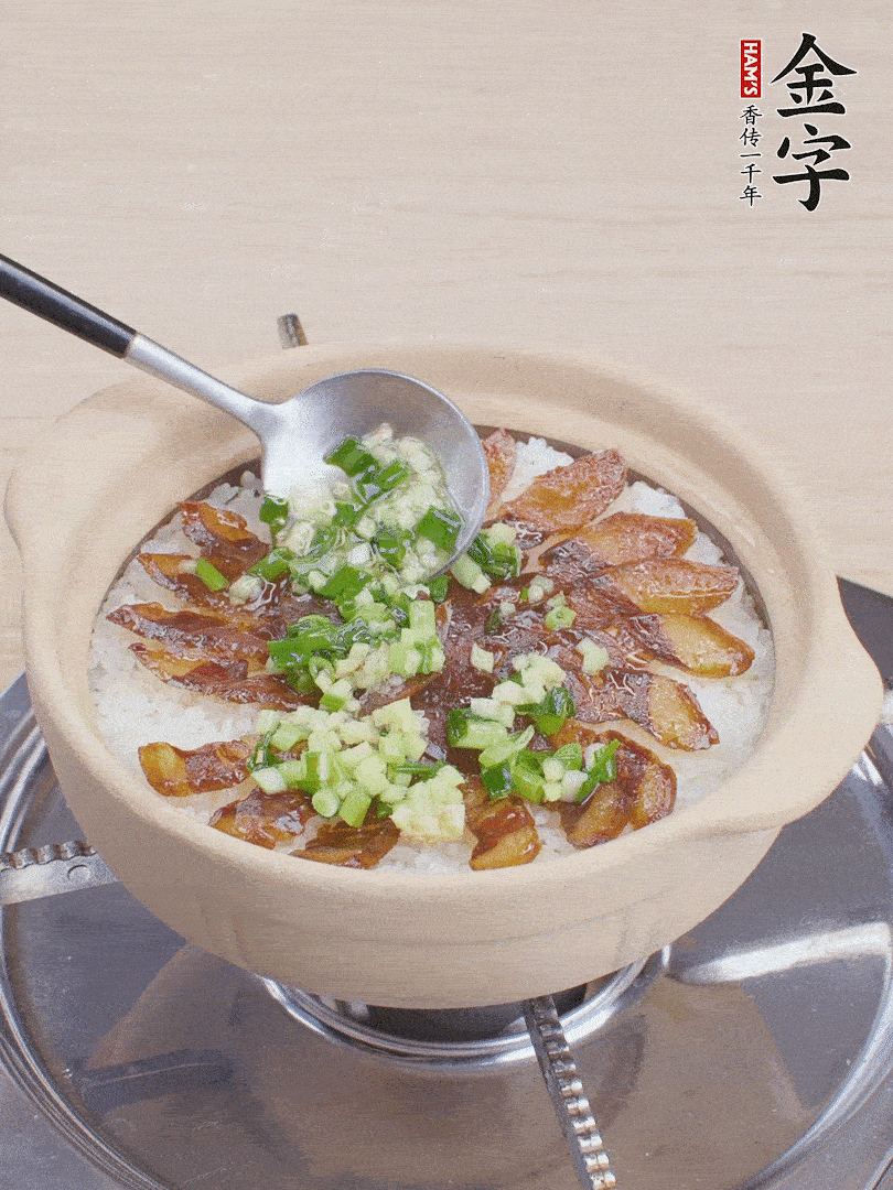 倒蔥姜醬再燜1分鐘。（也可以淋點生抽）