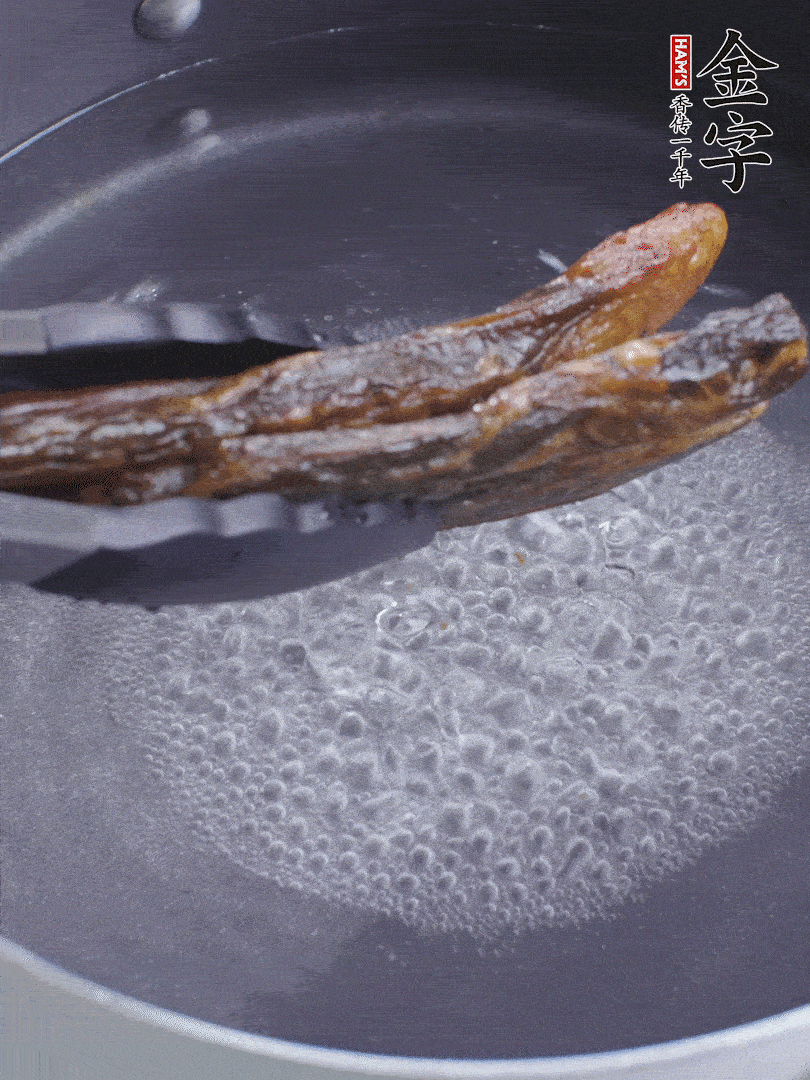 金字醬油肉水煮15分鐘，切薄片。