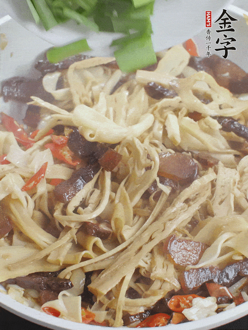 翻炒均勻，下蒜葉。