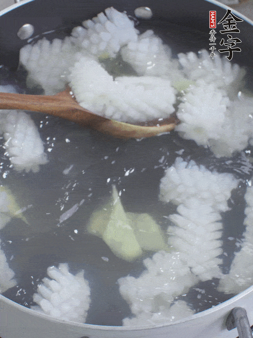 魷魚解凍后，加姜片、料酒汆燙30秒。