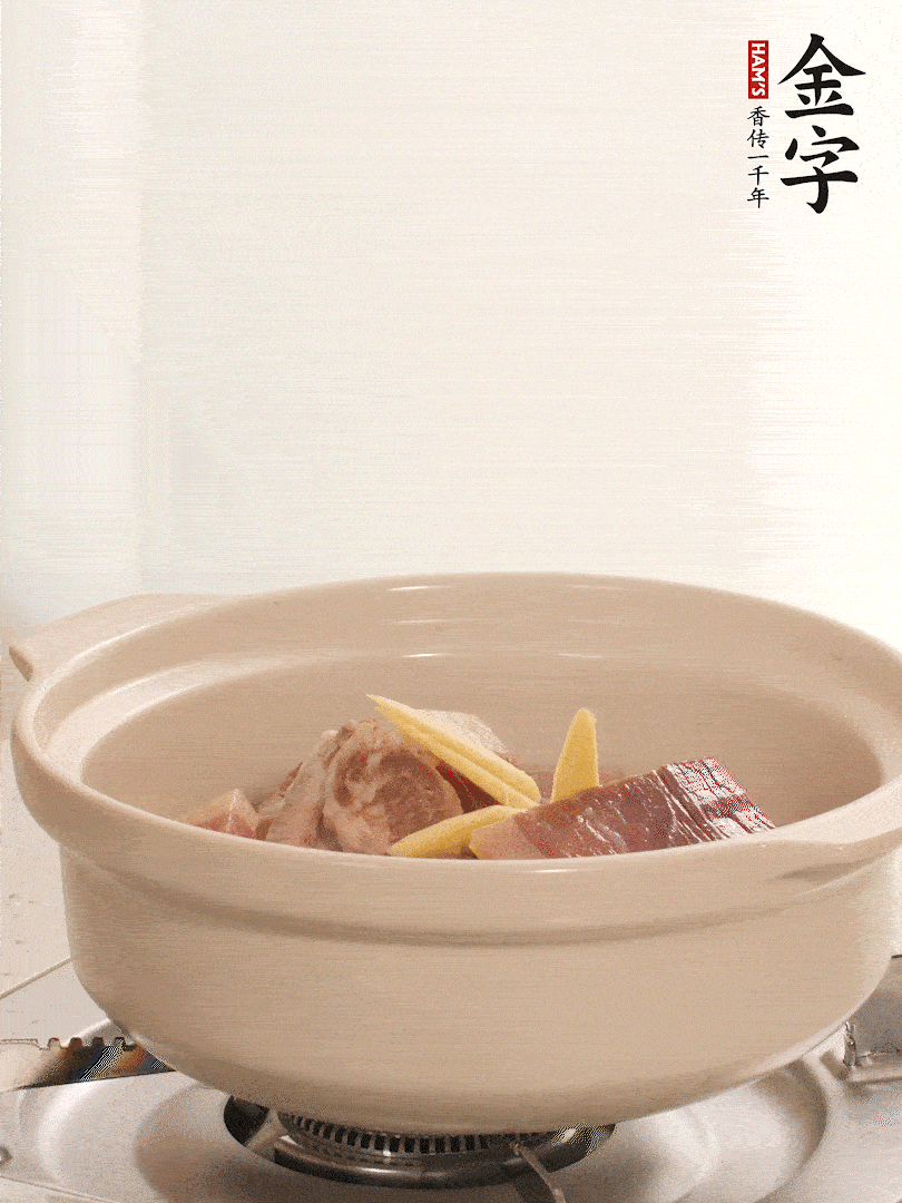 湯鍋放入排骨、火腿、姜，加適量水。煮開(kāi)后轉(zhuǎn)小火燉40分鐘。