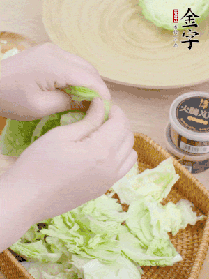 卷心菜掰成小片。